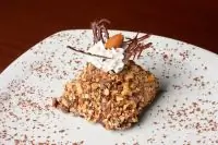 Пирожные с орехами пекан и коричневым сахаром в карамельной глазури