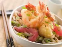 Жареная лапша удон с креветками, тофу и пореем