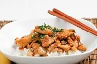 Жареная курица с устричным соусом и овощами