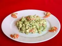 Оливье с креветками, авокадо и домашним майонезом