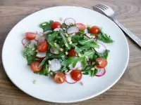 Руккола с редисом и помидорами