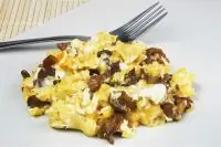 Омлет с белыми грибами, сыром грюйер и эстрагоном