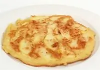 Сладкий омлет с карамелизированными яблоками