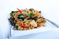 Жареная курица и лапша удон с чили, кориандром и имбирем