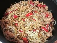 Жареные курица и креветки с лапшой соба и маринованным имбирем