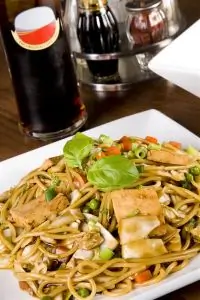 Острые жареные овощи с тофу и лапшой соба