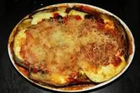 Баклажаны запеченные в томатном соусе под сыром