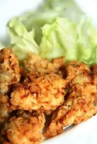 Маринованная имбирная курица с красным перцем, зеленым луком и лаймом