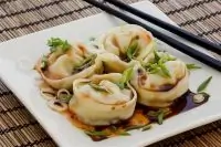 Японские пельмени с креветками, каштанами и шпинатом