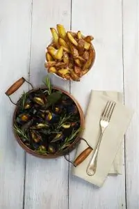 Мидии с соусом и домашними чипсами