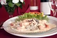 Креветки с текилой, сливками и зеленым луком