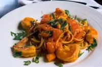 Паста с креветками, сливочно-томатным соусом и вермутом