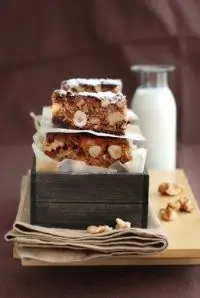 Пирожные с ягодами, миндалем и шоколадом