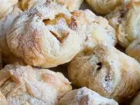 Слоеные мешочки с сахарной пудрой