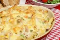 Пенне, запеченные с пармезаном, сливками и прошутто