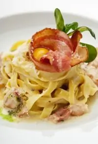 Тальятелле с каштанами, панчеттой и шалфеем