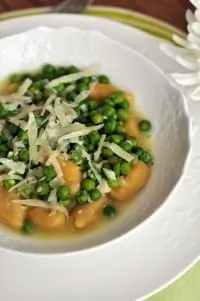 Паста с чесночно-миндальным соусом, мятой, базиликом и горошком