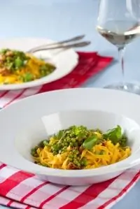 Феттучини с крабом, зеленым луком, горошком и чили