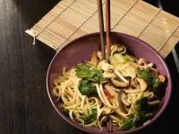 Яичная пшеничная лапша с грибами шиитаке, мисо и жареным салатом