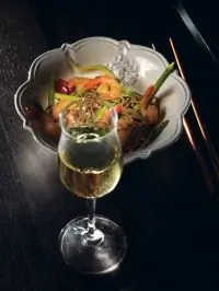 Гречневая лапша с креветками и зеленой спаржей