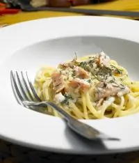 Капеллини с лососем, водкой, лимоном и укропом