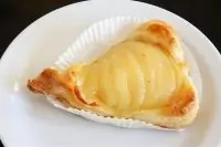 Груши в слоеном тесте с корицей