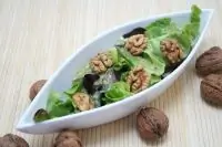 Салат с красным радиккьо, грецкими орехами и грюйером