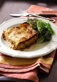 Лазанья с соусом бешамель, марсалой, пармезаном и луком-шалот