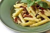 Пенне ригате с сушеными помидорами и кедровыми орехами