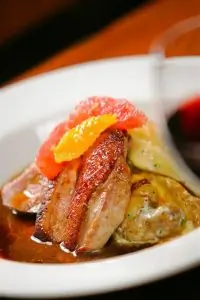 Утка в соусе из красного вина