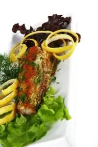 Тунец с мятой, чесноком, томатами и белым вином