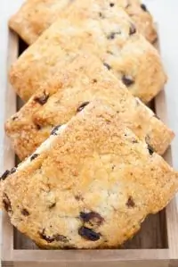 Булочки с пророщенной пшеницей, ягодами и орехами