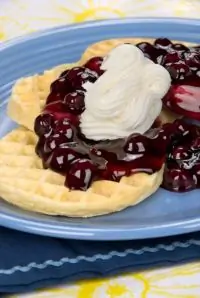 Вафли из пахты с миндально-вишневым соусом и взбитыми сливками