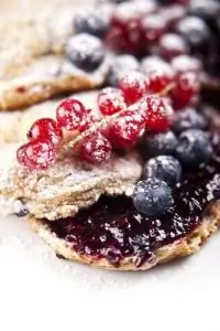 Печенье из грецких орехов с черничным джемом