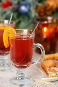 Рождественский пунш с сидром, ромом и клюквой
