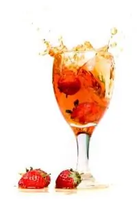 Холодный пунш с имбирным элем, гренадином и клубникой