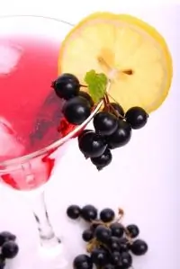 Крюшон с шампанским и черной смородиной