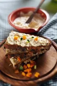 Ржаные тосты с паштетом из камамбера и тмина