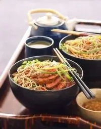 Свиная вырезка с овощами и лапшой рамен