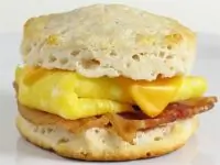 Бисквиты с чеддером и ветчиной