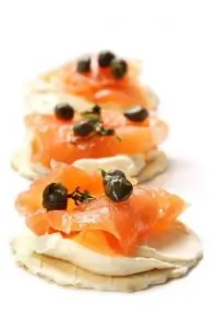 Копченый лосось с укропной сметаной и каперсами