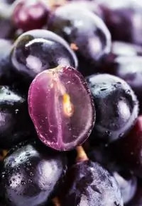 Маринованный виноград с корицей и черным перцем