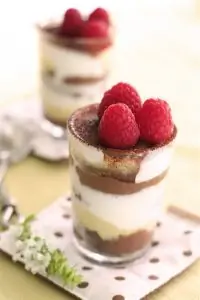 Лимонно-шоколадное парфе с клубникой