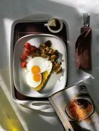 Глазунья с белыми грибами и печеными помидорами