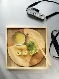 Рисовые шарики с зеленым горошком