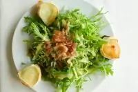 Салат из рукколы, маслин, панчетты и пармезана