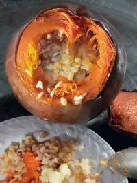 Тыква, фаршированная сладким пловом