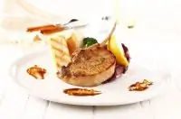 Баранина и радиккьо на гриле с соусом из каперсов и лимона