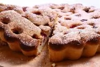 Пирог с малиной и фисташками