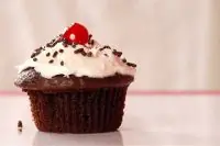 Шоколадные мини-кексы с вишнями